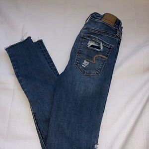 AMERICAN EAGLE OUTFITTERS RIPPED SKINNY JEANS